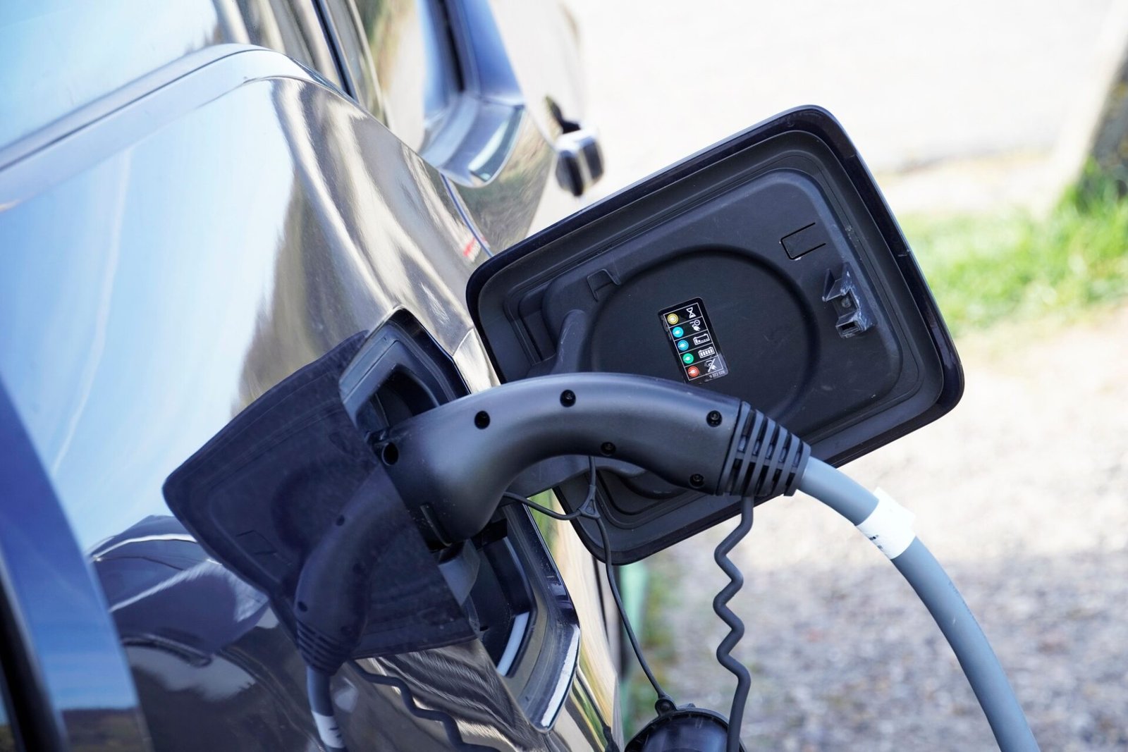 Un gros plan d'une voiture électrique charge à la station de charge