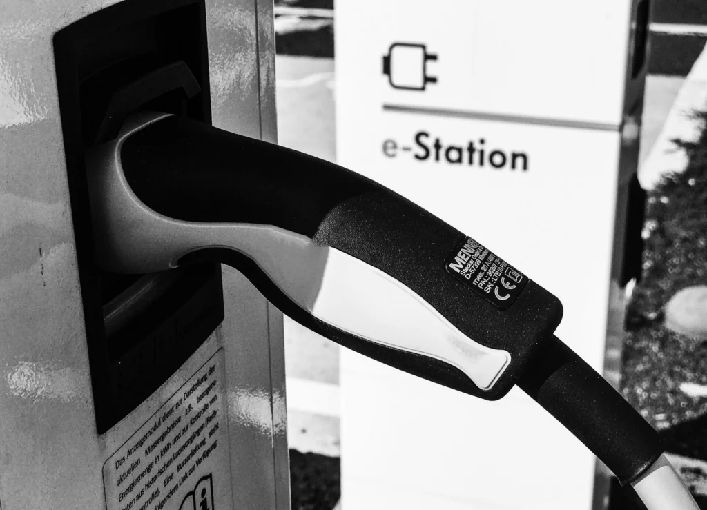 Picture en noir et blanc de la station de charge électrique