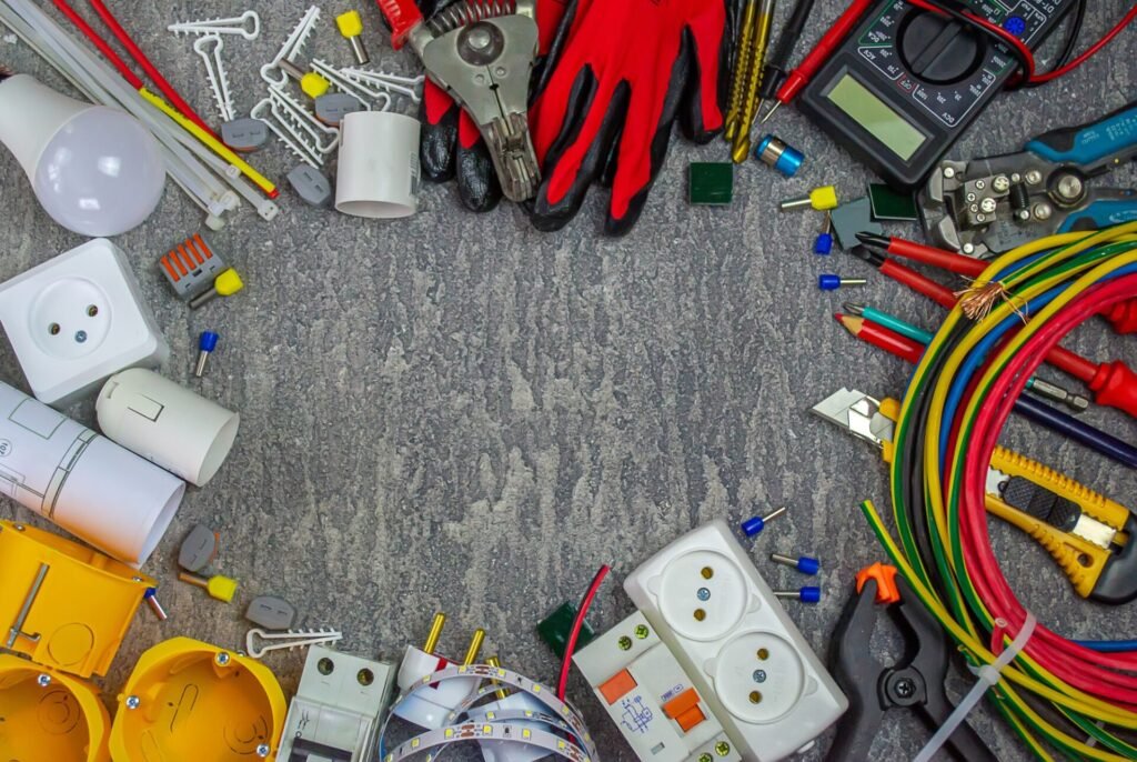 Outils électriques et ensemble de composants à utiliser dans les installations électriques sur un fond gris avec un endroit pour le texte