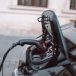 Alimentation électrique pour la charge de voitures électriques sur la rue urbaine Europe avec un fond de nature floue.