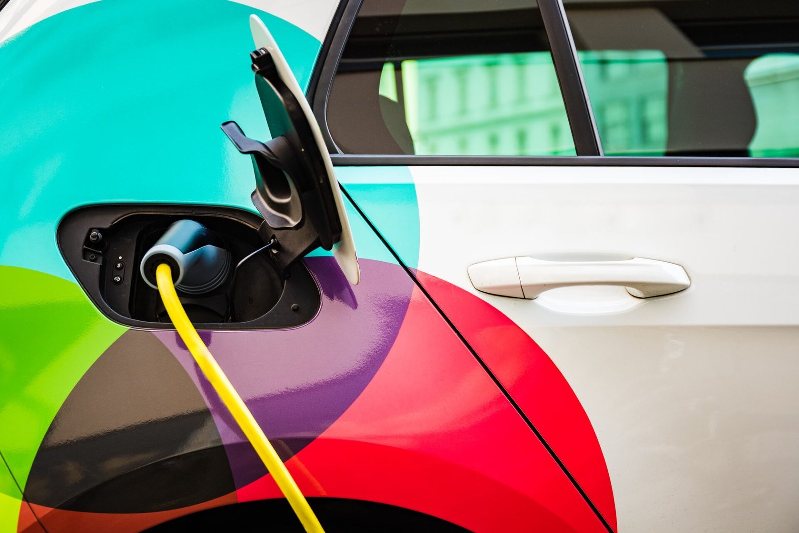 Charge la batterie d'une voiture électrique en ville. 