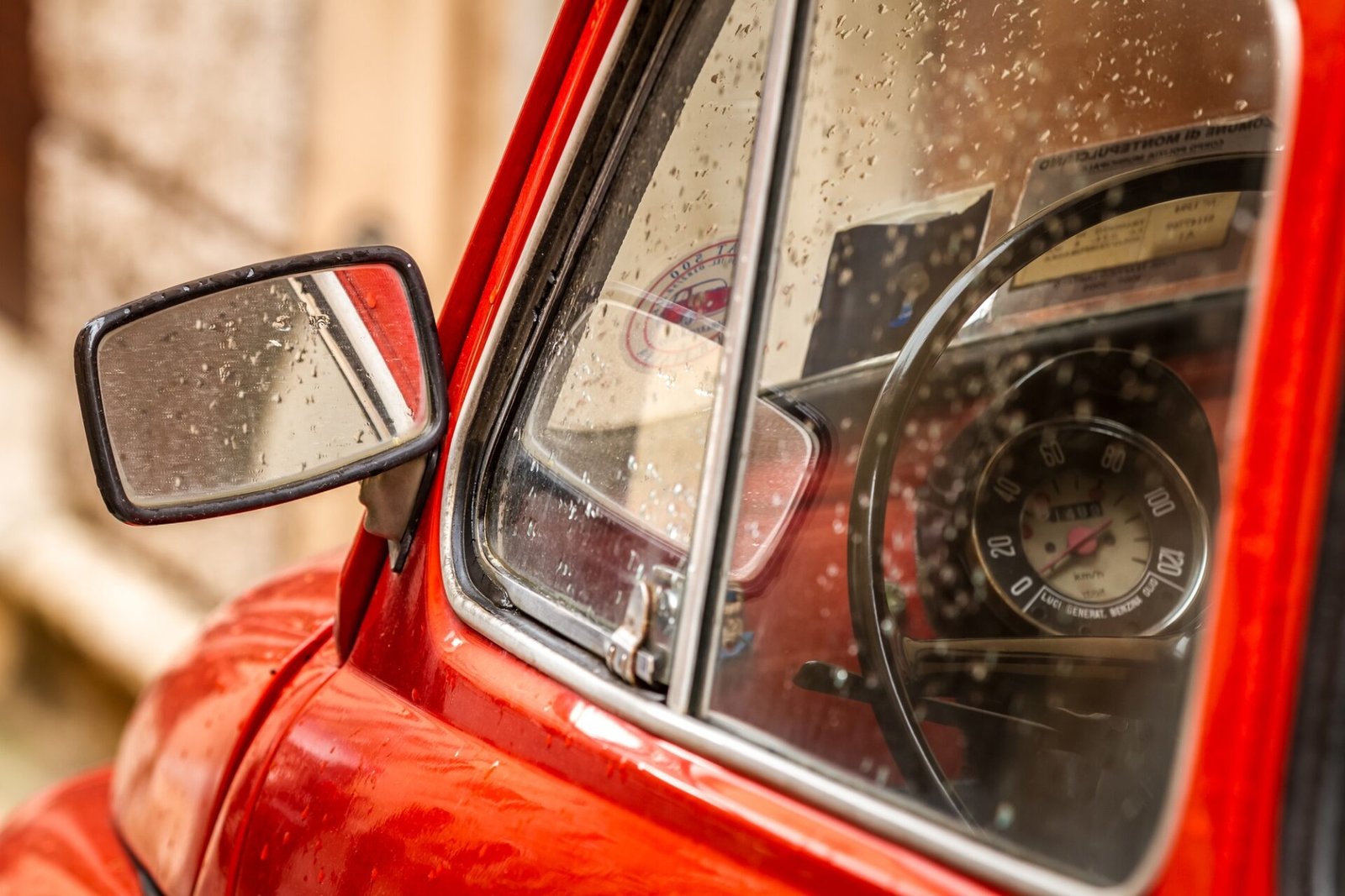 Voiture rouge vintage en Italie