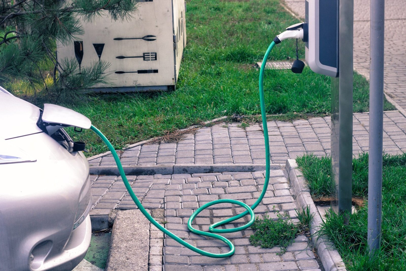 Alimentation électrique pour la charge des voitures électriques. 