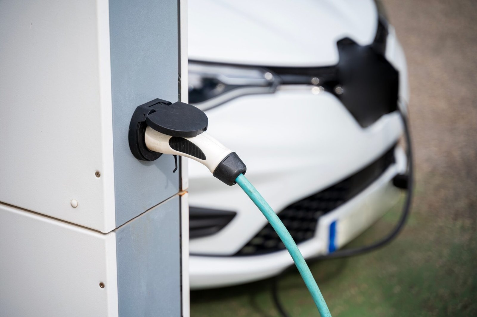 Un véhicule électrique dans une station de charge de la ville. 