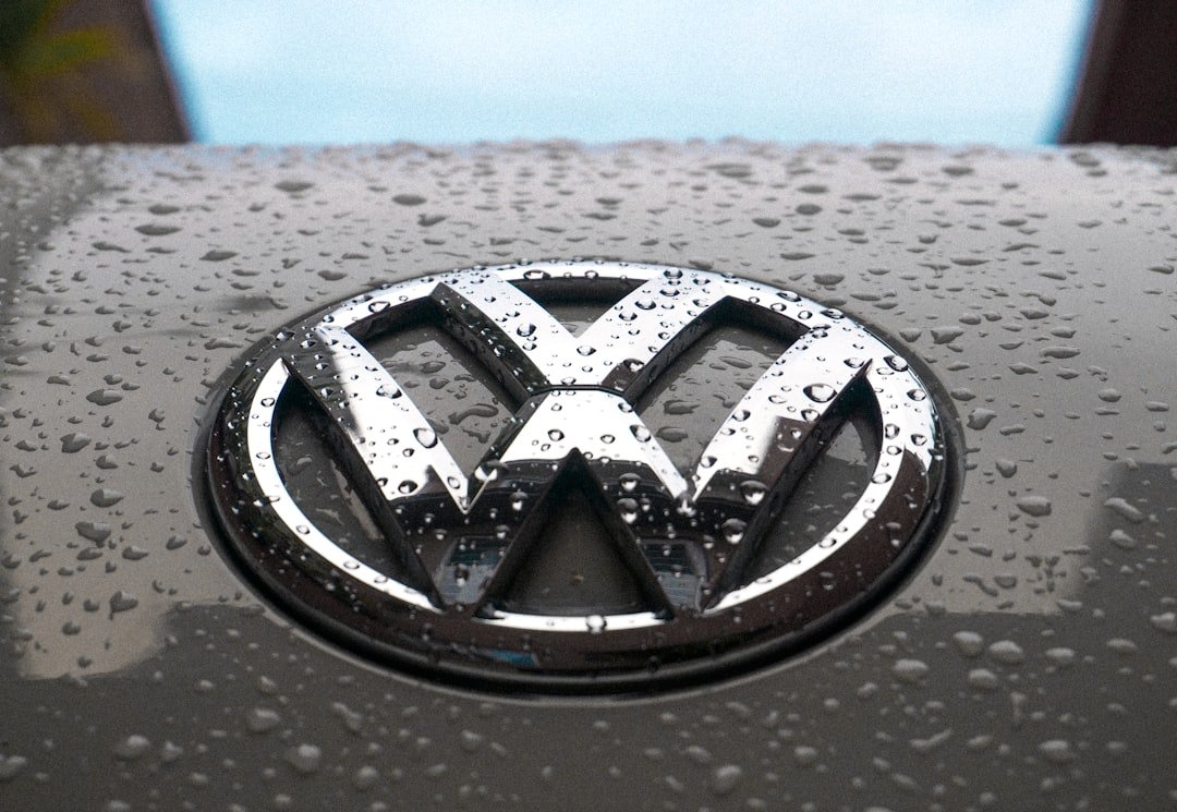 rosée d'eau sur l'emblème de la voiture Volkswagen en argent