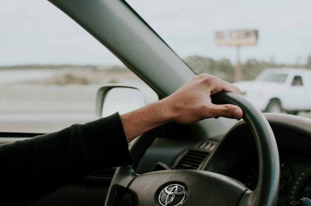 personne conduisant la voiture Toyota