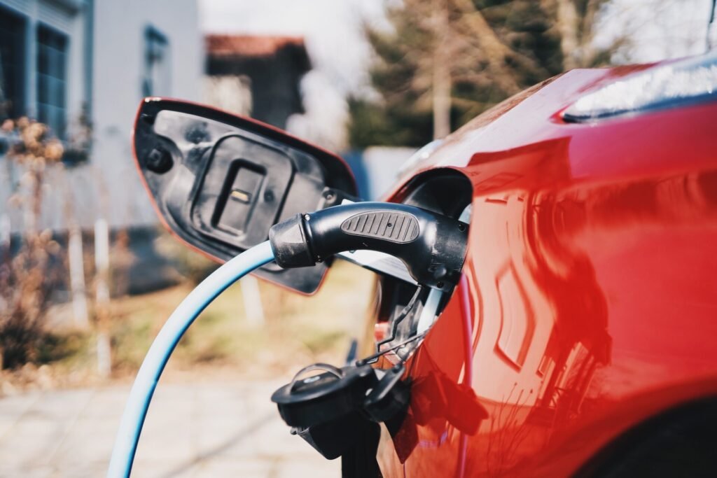 Chargement de la voiture électrique dans l'arrière-cour