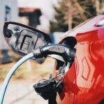 Chargement de la voiture électrique dans l'arrière-cour