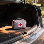 Avoir une trousse de secours en voiture : obligatoire ou recommandé ? without any text